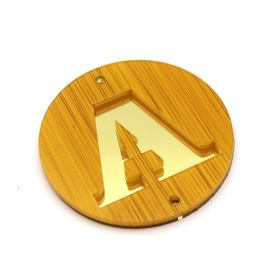 Placa em Acrilíco / 6cm - Efeito Madeira - Letra Vazado - Dourado (unidade)