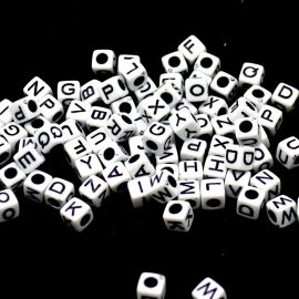 Conta Plástica Leitosa / 6mm - Letras Diversas Preta (20 gramas) - Branco 