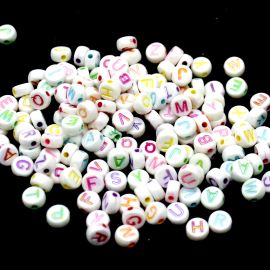 Conta Plástica Leitosa Perolada / 7mm - Letras Cores Diversas (20 gramas) 