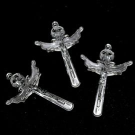 Crucifixo de Acrílico / 57X39mm - com Cristo - Santíssima Trindade (10 gramas) - Transparente 