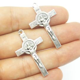 Crucifixo de Metal / 37x21mm - Cristo e São Bento (Unidade)
